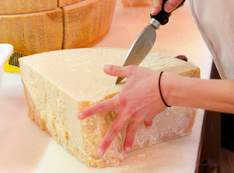 Tenta di rubare 9 confezioni di parmigiano reggiano da supermercato: denunciata 22enne