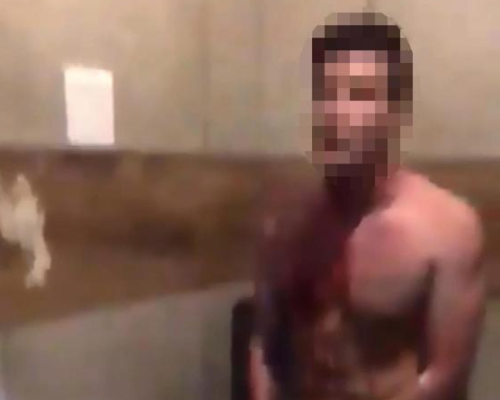 Attira bimba di 6 anni nel bagno per violentarla: pedofilo nudo linciato dalla folla