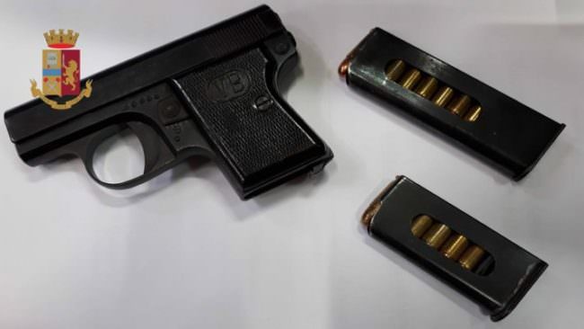 Pistola e munizioni nascoste nella stanza dei figli, arrestato pluripregiudicato