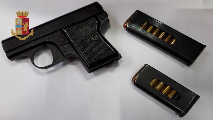 Pistola e munizioni nascoste nella stanza dei figli, arrestato pluripregiudicato