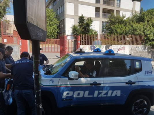 Con l’auto a tutta velocità contro alunni in strada: automobilista semina il panico