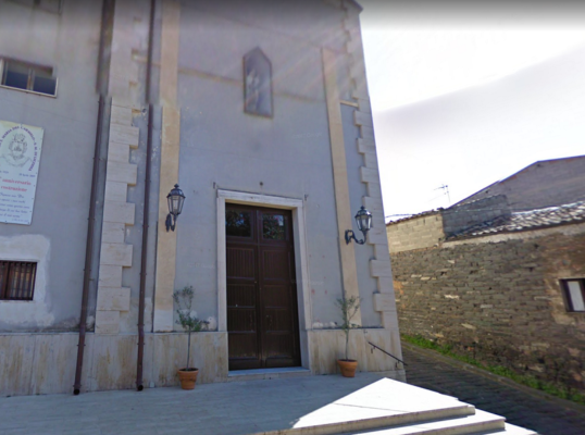 Chiesa Madonna del Carmelo vandalizzata: in fiamme il portone di ingresso