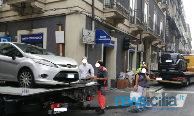 Catania, scontro tra due auto in via Umberto: circolazione bloccata