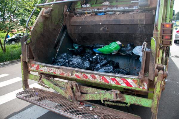Ruba camion della spazzatura e scappa: fermato giovane ladro