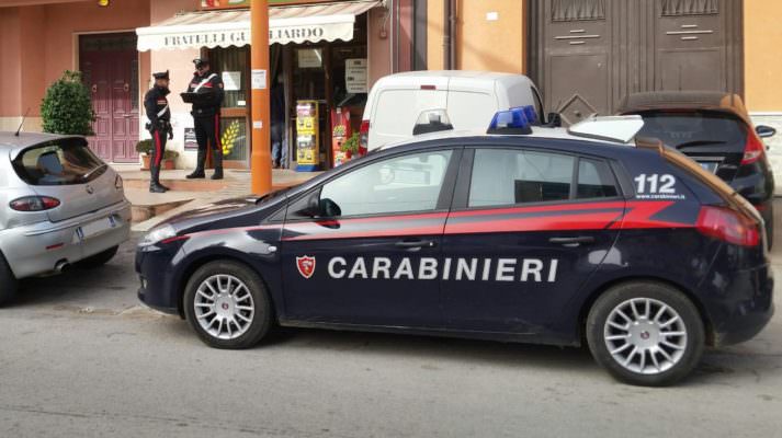 Tenta di rubare i soldi della panetteria dalla cassa, si scontra con il titolare e scappa: denunciato minorenne