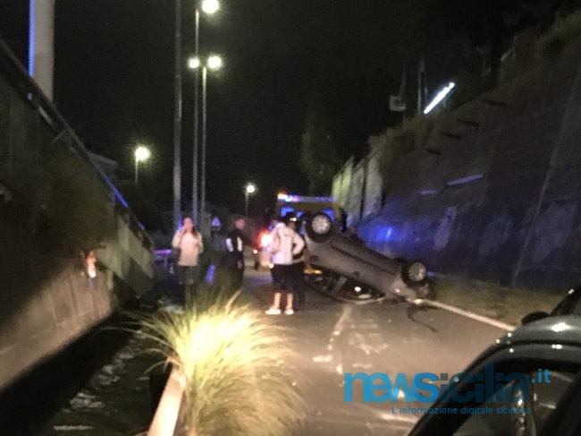 Catania, incidente da paura alla circonvallazione: auto cappotta e slitta per 60 metri – FOTO
