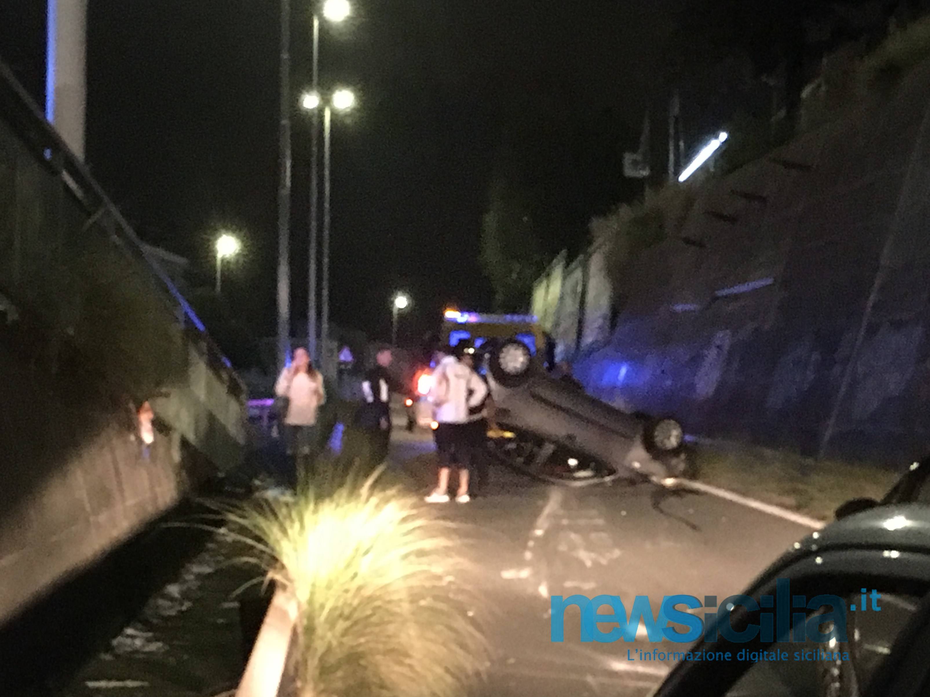 Catania, incidente da paura alla circonvallazione: auto cappotta e slitta per 60 metri – FOTO