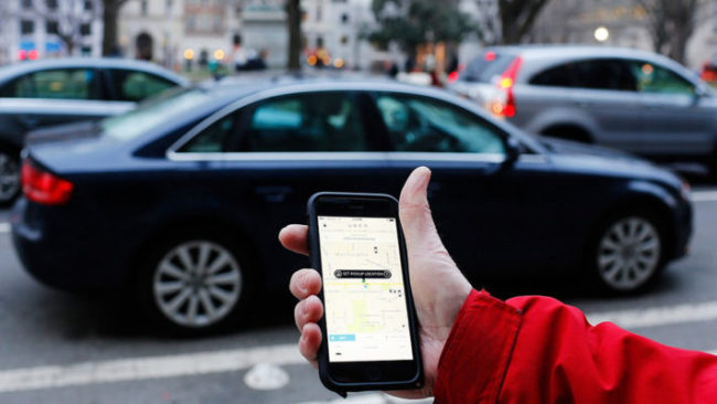 Chiama Uber per andare con l’amante in albergo: donna trova marito alla guida dell’auto