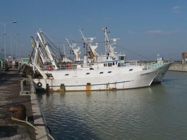 Libici sequestrano due pescherecci siciliani: spari contro le due navi