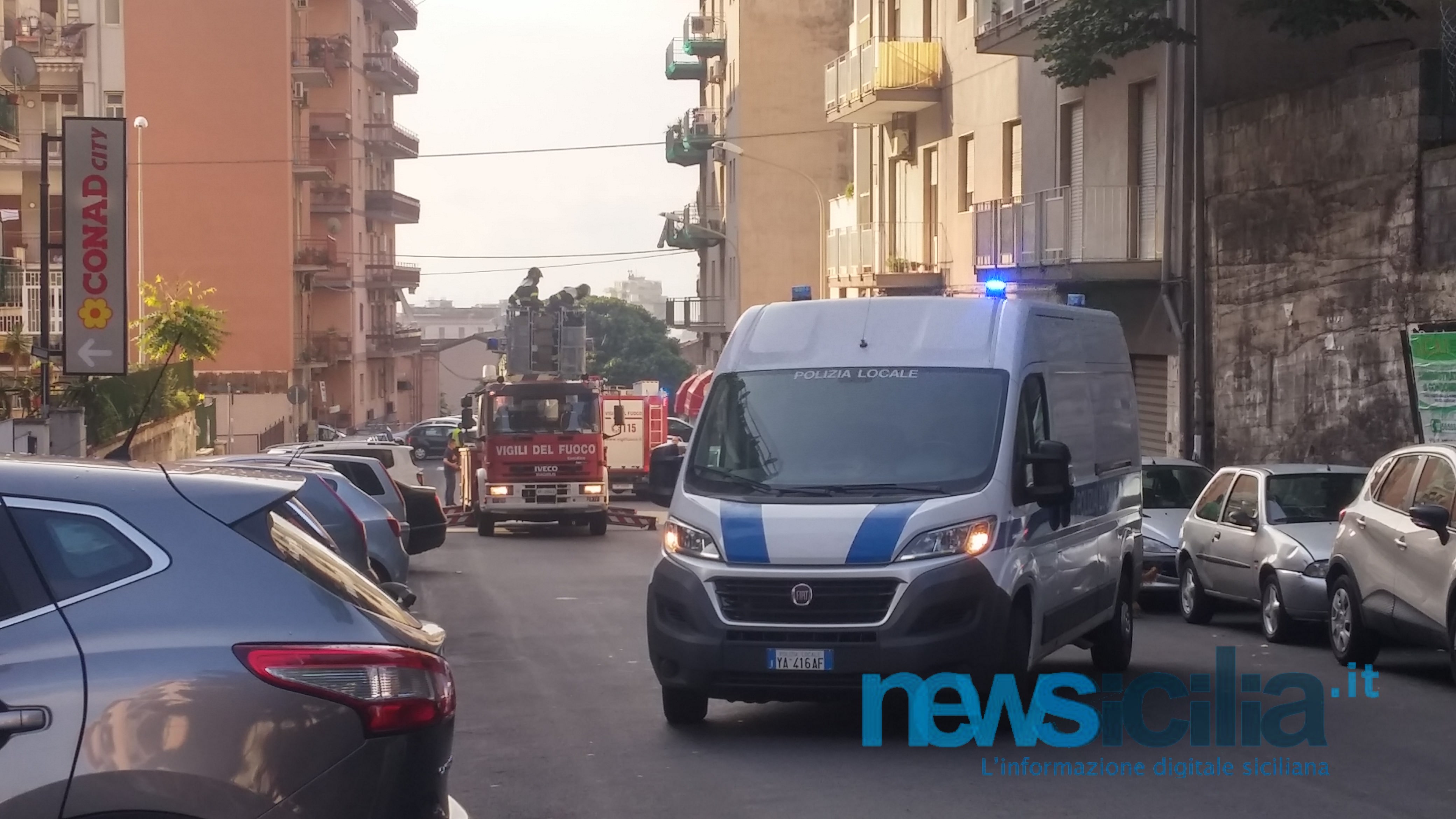 Via Caronda, caduta improvvisa di intonaci: intervento dei vigili del fuoco. Traffico in tilt