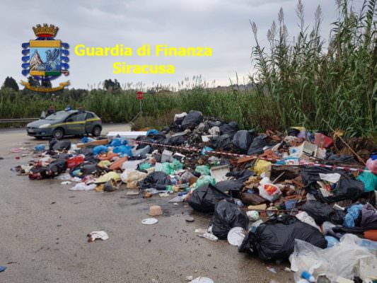 Sequestrata intera strada trasformata in discarica abusiva vicino al fiume San Leonardo: oltre 5 tonnellate di rifiuti pericolosi