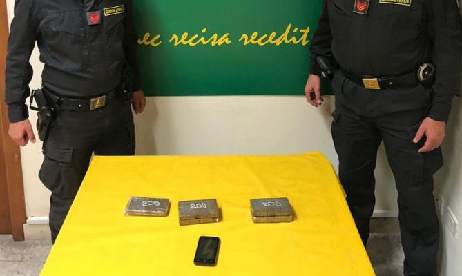 San Gregorio di Catania, arrestata coppia di corrieri: in macchina nascondevano un chilo di cocaina