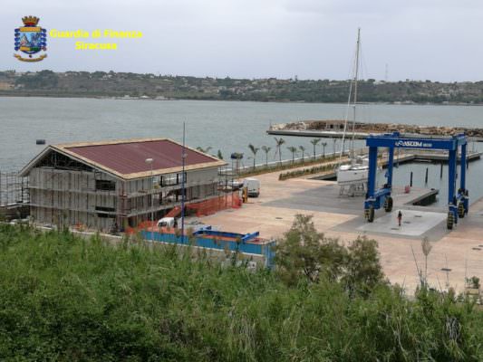 Operazione Xiphonia, in manette due noti imprenditori: emettevano fatture false per ottenere finanziamenti pubblici per la costruzione del porto