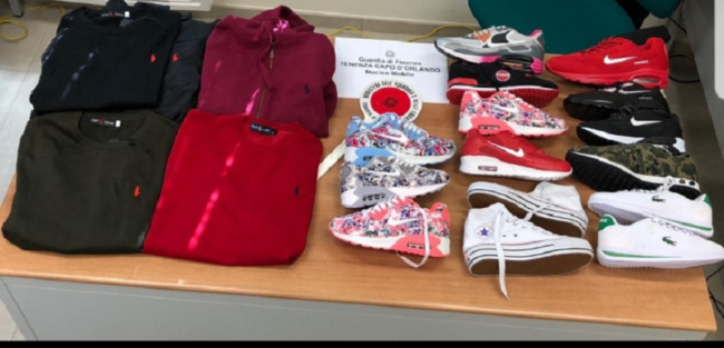 Commercio di merce contraffatta e ricettazione: sequestrati 345 prodotti falsi tra abbigliamento, scarpe e borse