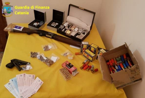 Armi abusive, droga e orologi rubati ad Acireale: padre e figlio denunciati