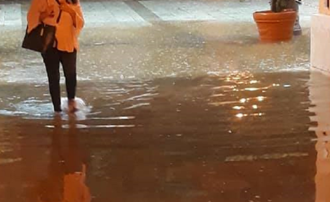 Allerta meteo arancione, si scatena nubifragio: strade allagate e acqua alle caviglie, inondato anche il palazzo municipale di Marsala