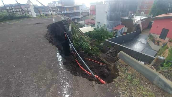 Maltempo, nella notte crolla terreno di gioco nel Catanese: forte frastuono e paura tra i residenti