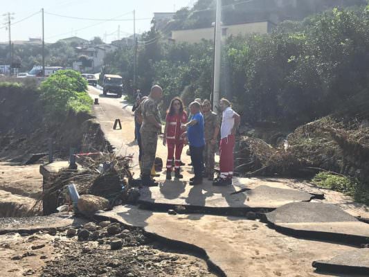 Alluvione nel Catanese: l’esercito porta generi alimentari ai cittadini bloccati dal fango – FOTO