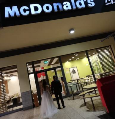 Acireale, al McDonald’s in abiti da cerimonia: la scelta non convenzionale di due sposini