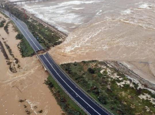 Crolla un ponte sulla statale a causa del maltempo, disagi e paura: situazione difficile in Sardegna