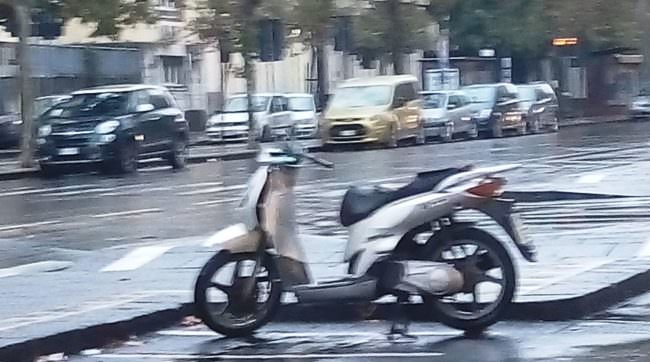 Mezzi a due ruote abbandonati e cittadini esasperati, quartiere Borgo-Sanzio nel degrado – FOTO