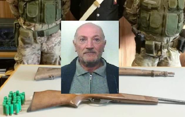 Carabina, fucile e cartucce nascoste dentro a un tubo in eternit: arrestato 55enne