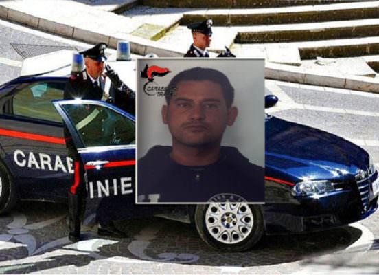 Va in escandescenza per il traffico, lancia spazzatura per strada e aggredisce i carabinieri: in manette 36enne