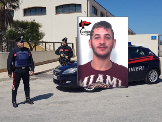 Esce 10 minuti dopo il controllo dei carabinieri “per comprare le sigarette”: arrestato pregiudicato 19enne