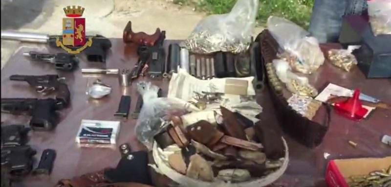 Arsenale scoperto in casa e in giardino: arrestata intera famiglia – VIDEO
