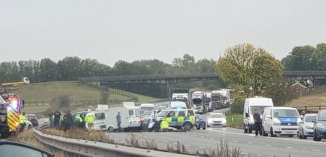 Autostrada contro mano, schianto tra auto: 3 morti