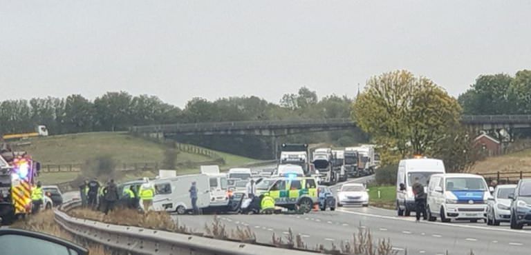 Autostrada contro mano, schianto tra auto: 3 morti