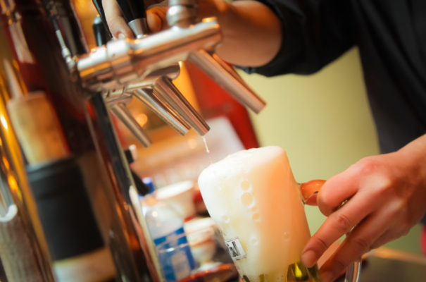 Alcol, segreti e lavoratori pagati in birra: è successo davvero