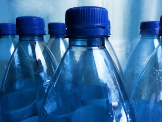 Bevande contaminate dalle microplastiche a Catania, scatta allarme e denuncia