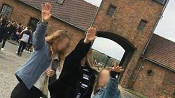 Immortalano saluto romano ad Auschwitz e lo pubblicano sui social: 3 ragazze in gita rischiano il carcere