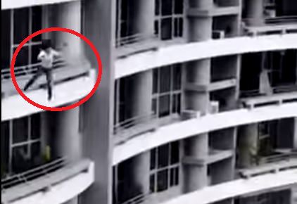 Cade dal 27° piano per un selfie: il VIDEO choc