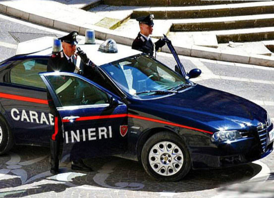 Dalla lite all’aggressione, 27enne si scaglia contro i carabinieri: paura tra i residenti