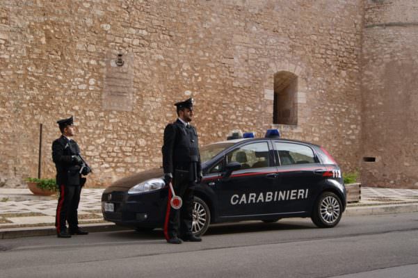 Prende a calci auto e aggredisce proprietario della vettura: denunciato 22enne