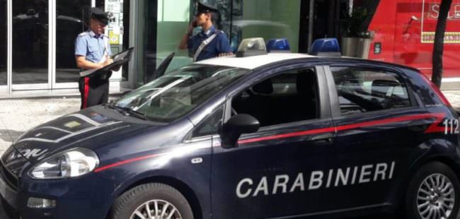 Bimba di un anno picchiata in strada dalla madre: donna bloccata e portata in caserma
