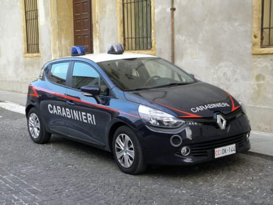 Minaccia donna per farsi assumere: 45enne arrestato dopo essersi scagliato anche contro i carabinieri