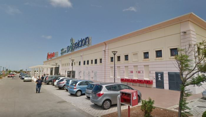 Tragedia al centro commerciale, 29enne trovato impiccato nel parcheggio