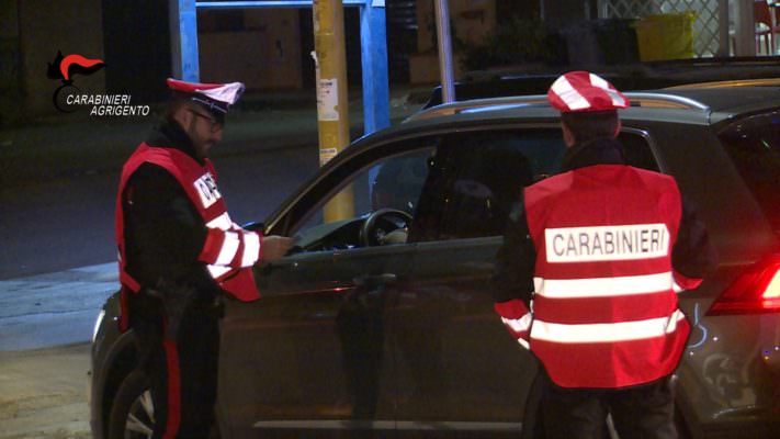 Controlli dei carabinieri contro reati di droga, violazioni al codice della strada e possesso abusivo di armi