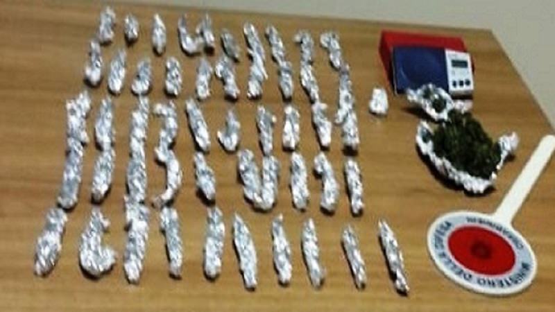 Viavai di giovani da un appartamento, marijuana al posto dell’imbottitura della poltrona: arrestato pusher 50enne