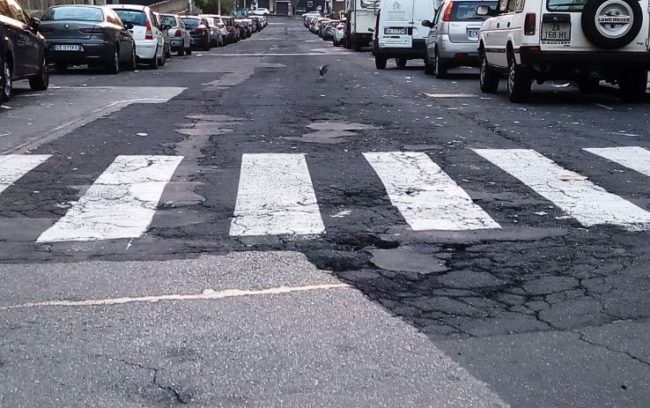 Buche e voragini nel quartiere Borgo-Sanzio: “Necessaria al più presto manutenzione” – FOTO