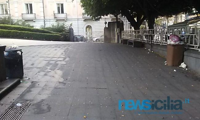 Degrado in via Etnea e alla Villa Bellini: rifiuti e mozziconi di sigaretta ovunque. FOTO