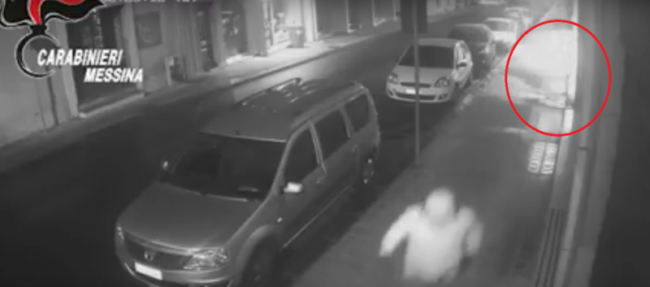 Il rancore verso colui che gli riduce le forniture: fanno esplodere bomba in un negozio – VIDEO