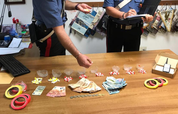 Cocaina “travestita” da caramelle: arrestato 30enne