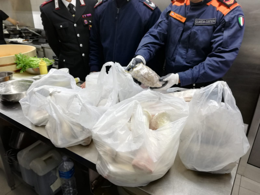 Pesce non idoneo al consumo alimentare scoperto in un ristorante cinese: multa da oltre mille euro
