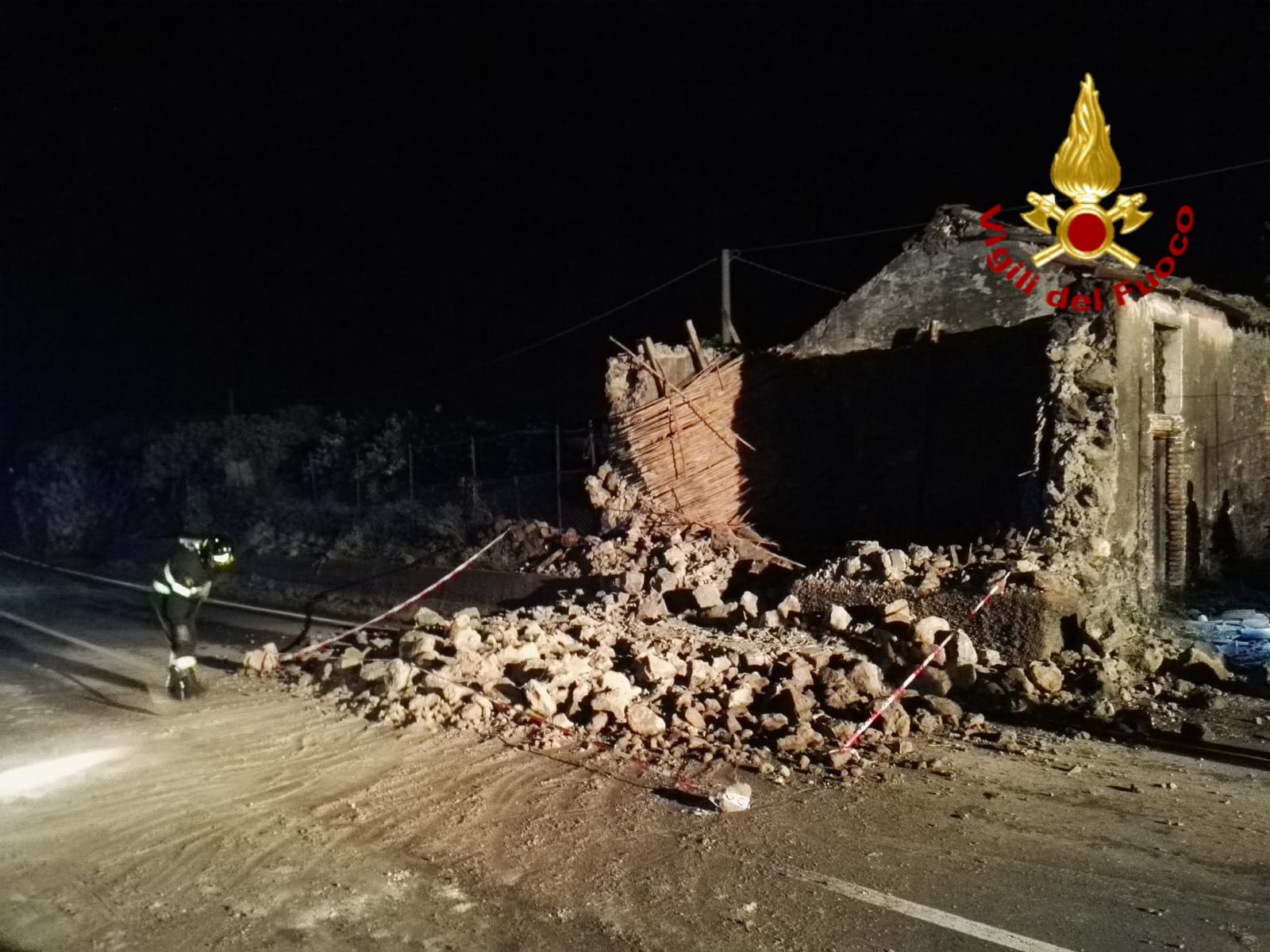 Terremoto nel Catanese: gli interventi dei vigili del fuoco e la conta dei danni. FOTO e VIDEO