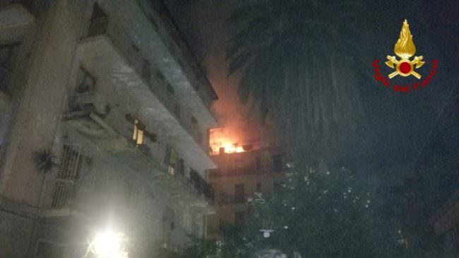 Catania, paura in centro: scoppia incendio in un appartamento – FOTO e VIDEO