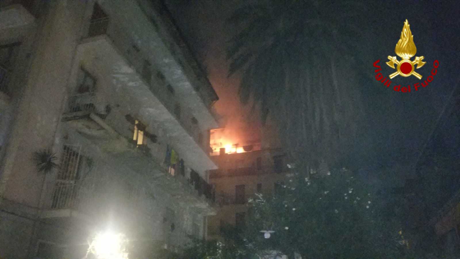 Catania, paura in centro: scoppia incendio in un appartamento – FOTO e VIDEO